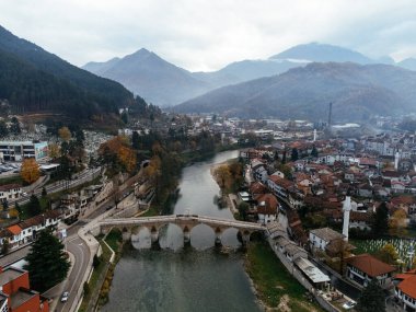 Konjic şehrinin, köprünün ve Neretva nehrinin insansız hava aracı görüntüsü. Bosna-Hersek