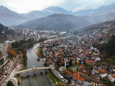 Konjic şehrinin, köprünün ve Neretva nehrinin insansız hava aracı görüntüsü. Bosna-Hersek
