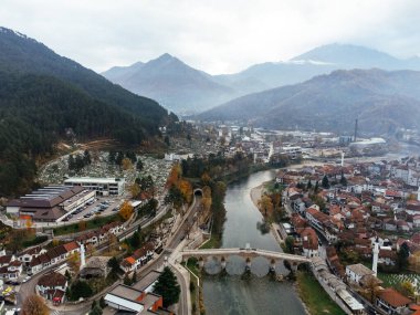 Konjic şehrinin, köprünün ve Neretva nehrinin insansız hava aracı görüntüsü. Bosna-Hersek