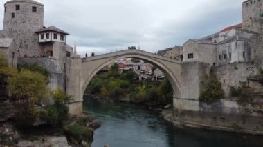Tarihi eski Mostar Köprüsü yakınlarında İHA uçuşu. Bosna-Hersek, Avrupa.