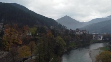 Konjiç kenti ve Neretva nehri üzerindeki insansız hava aracı uçuşu, Bosna-Hersek, Avrupa