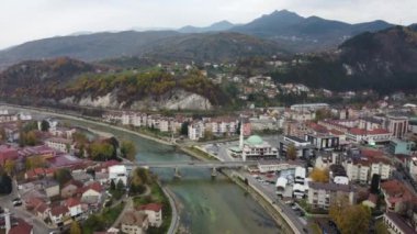 Konjiç kenti ve Neretva nehri üzerindeki insansız hava aracı uçuşu, Bosna-Hersek, Avrupa
