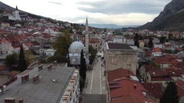 Mostar ve Neretva Nehri 'nin havadan görünüşü, eski Köprü, Koski Mehmed Paşa Camii. Bosna-Hersek .
