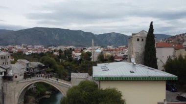 Tarihi eski Mostar Köprüsü yakınlarında İHA uçuşu. Bosna-Hersek, Avrupa.
