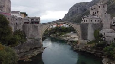 Mostar Köprüsü 'nün insansız hava aracı görüntüsü. Bosna-Hersek, Avrupa.