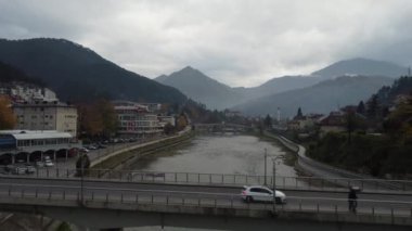 Konjic köprüsü ve Neretva nehri üzerinde insansız hava aracı uçuşu. Bosna-Hersek