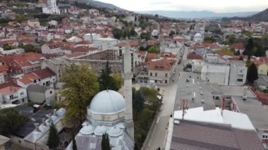 Mostar ve Neretva Nehri 'nin havadan görünüşü, eski Köprü, Koski Mehmed Paşa Camii. Bosna-Hersek .