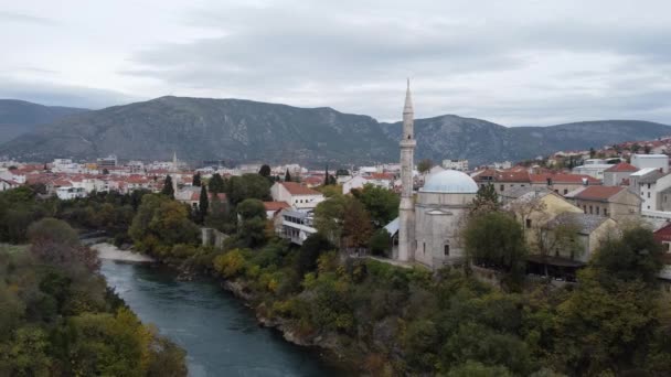 Vista Aérea Cidade Mostar Rio Neretva Ponte Velha Mesquita Koski — Vídeo de Stock