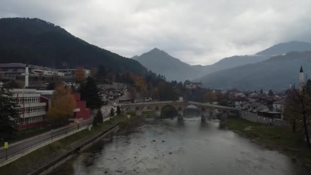 Ντρον Πτήση Πάνω Από Γέφυρα Κόνιτς Και Τον Ποταμό Νερέτβα — Αρχείο Βίντεο