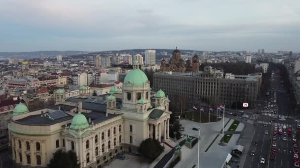 セルビア共和国の国民議会の上空のドローン飛行 ヨーロッパ — ストック動画