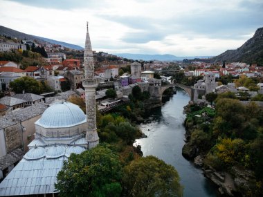 Mostar ve Neretva Nehri 'nin havadan görünüşü, eski Köprü, Koski Mehmed Paşa Camii. Bosna-Hersek .