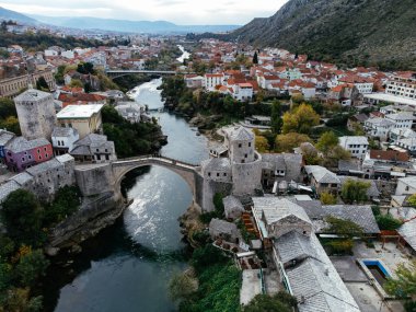 Mostar Köprüsü 'nün insansız hava aracı görüntüsü. Bosna-Hersek, Avrupa.