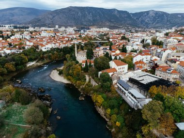 Mostar ve Neretva Nehri 'nin havadan görünüşü, eski Köprü, Koski Mehmed Paşa Camii. Bosna-Hersek .