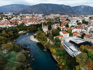 Mostar ve Neretva Nehri 'nin havadan görünüşü, eski Köprü, Koski Mehmed Paşa Camii. Bosna-Hersek .