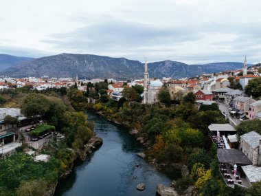 Mostar ve Neretva Nehri 'nin havadan görünüşü, eski Köprü, Koski Mehmed Paşa Camii. Bosna-Hersek .