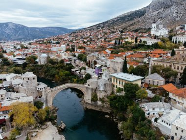 Mostar Köprüsü 'nün insansız hava aracı görüntüsü. Bosna-Hersek, Avrupa.