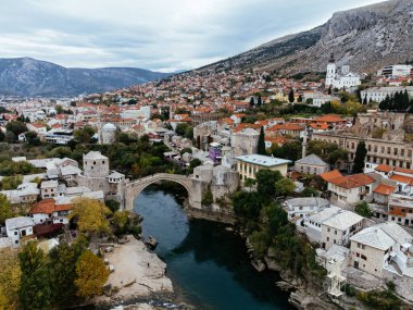 Mostar Köprüsü 'nün insansız hava aracı görüntüsü. Bosna-Hersek, Avrupa.