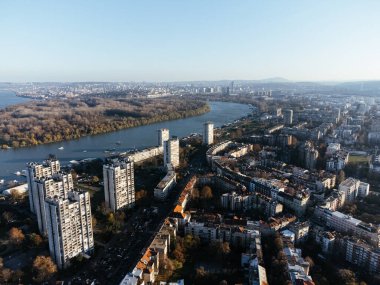Sırbistan ve Avrupa 'nın Yeni Belgrad ve Zemum bölgelerinin üzerindeki gün batımının insansız hava aracı görüntüsü. 4K.
