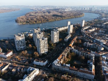 Sırbistan ve Avrupa 'nın Yeni Belgrad ve Zemum bölgelerinin üzerindeki gün batımının insansız hava aracı görüntüsü. 4K.