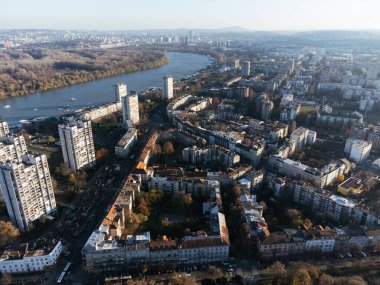 Sırbistan ve Avrupa 'nın Yeni Belgrad ve Zemum bölgelerinin üzerindeki gün batımının insansız hava aracı görüntüsü. 4K.
