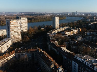 Sırbistan ve Avrupa 'nın Yeni Belgrad ve Zemum bölgelerinin üzerindeki gün batımının insansız hava aracı görüntüsü. 4K.