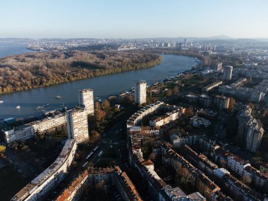 Sırbistan ve Avrupa 'nın Yeni Belgrad ve Zemum bölgelerinin üzerindeki gün batımının insansız hava aracı görüntüsü. 4K.