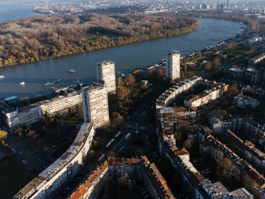 Sırbistan ve Avrupa 'nın Yeni Belgrad ve Zemum bölgelerinin üzerindeki gün batımının insansız hava aracı görüntüsü. 4K.