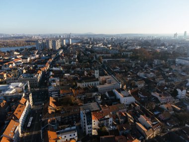 Zemum ilçesinin, Belgrad 'ın, Sırbistan' ın ve Avrupa 'nın üzerindeki gün batımında insansız hava aracı görüntüsü. 4K.