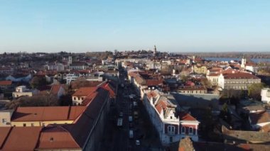 Zemum ilçesi, Belgrad, Sırbistan ve Avrupa üzerindeki İHA uçuşu gün batımında.