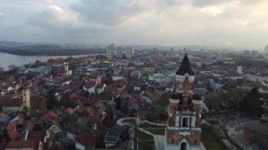 Zemum ilçesi, Belgrad, Sırbistan ve Avrupa üzerindeki İHA uçuşu gün batımında.