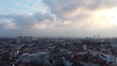 Novi Beograd bölgesi, Yeni Belgrad, Belgrad, Sırbistan, Avrupa üzerindeki İHA uçağı gün batımında kalkıyor.