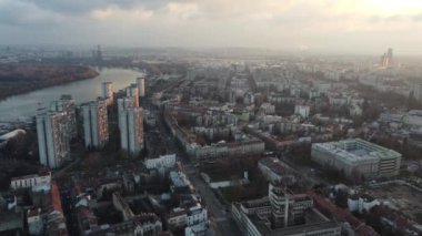Novi Beograd bölgesi, Yeni Belgrad, Belgrad, Sırbistan, Avrupa üzerindeki İHA uçağı gün batımında kalkıyor.