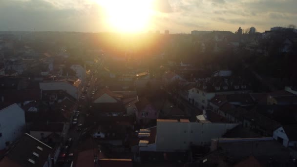 塞尔维亚贝尔格莱德Zemum区上空黄昏时分的无人机起飞 — 图库视频影像