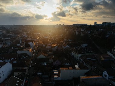 Zemum ilçesi, Belgrad, Sırbistan ve Avrupa üzerindeki İHA uçuşu gün batımında.
