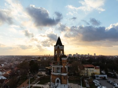 Zemum ilçesi, Belgrad, Sırbistan ve Avrupa üzerindeki İHA uçuşu gün batımında.