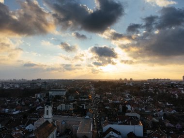 Zemum ilçesi, Belgrad, Sırbistan ve Avrupa üzerindeki İHA uçuşu gün batımında.
