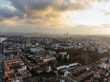 Zemum ilçesi, Belgrad, Sırbistan ve Avrupa üzerindeki İHA uçuşu gün batımında.