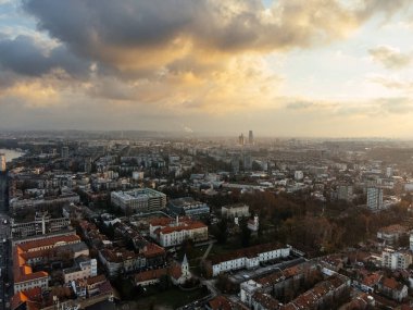 Zemum ilçesi, Belgrad, Sırbistan ve Avrupa üzerindeki İHA uçuşu gün batımında.