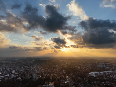 Zemum ilçesi, Belgrad, Sırbistan ve Avrupa üzerindeki İHA uçuşu gün batımında.