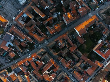 Zemum ilçesi, Belgrad, Sırbistan ve Avrupa üzerindeki İHA uçuşu gün batımında.