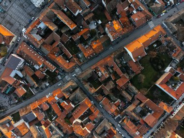 Zemum ilçesi, Belgrad, Sırbistan ve Avrupa üzerindeki İHA uçuşu gün batımında.