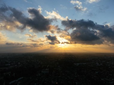 Zemum ilçesi, Belgrad, Sırbistan ve Avrupa üzerindeki İHA uçuşu gün batımında.