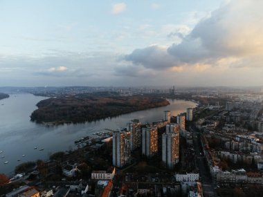 Zemum ilçesi, Belgrad, Sırbistan ve Avrupa üzerindeki İHA uçuşu gün batımında.