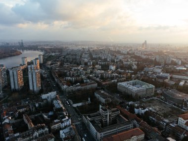 Zemum ilçesi, Belgrad, Sırbistan ve Avrupa üzerindeki İHA uçuşu gün batımında.