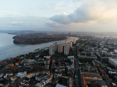 Zemum ilçesi, Belgrad, Sırbistan ve Avrupa üzerindeki İHA uçuşu gün batımında.