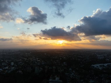 Zemum ilçesi, Belgrad, Sırbistan ve Avrupa üzerindeki İHA uçuşu gün batımında.