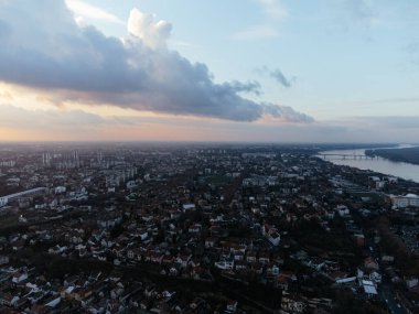 Zemum ilçesi, Belgrad, Sırbistan ve Avrupa üzerindeki İHA uçuşu gün batımında.