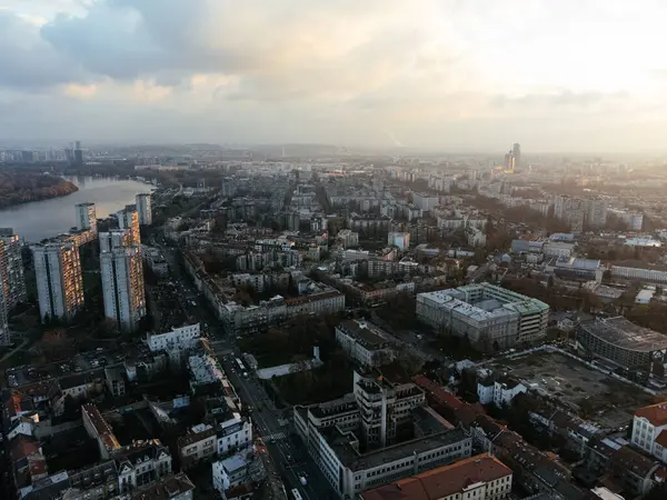 Zemum ilçesi, Belgrad, Sırbistan ve Avrupa üzerindeki İHA uçuşu gün batımında.