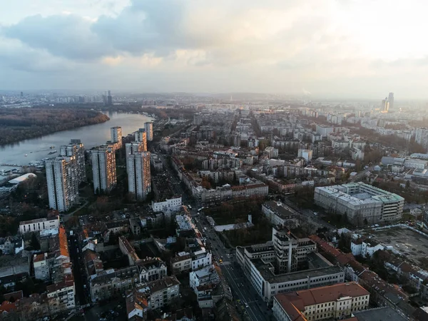 Zemum ilçesi, Belgrad, Sırbistan ve Avrupa üzerindeki İHA uçuşu gün batımında.