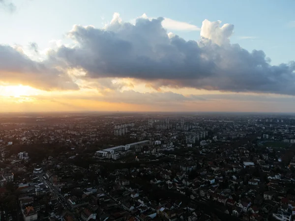 Zemum ilçesi, Belgrad, Sırbistan ve Avrupa üzerindeki İHA uçuşu gün batımında.